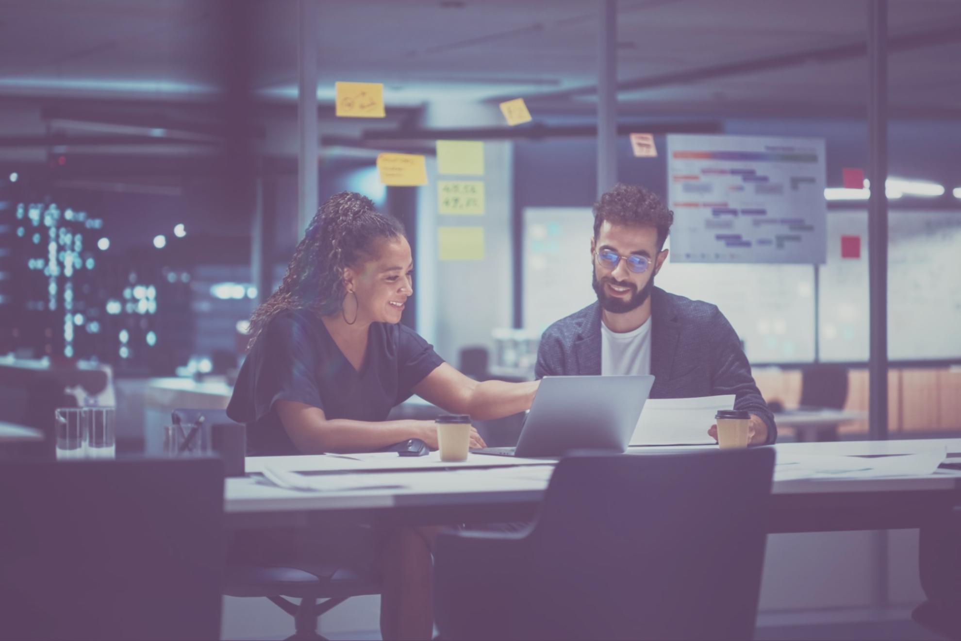 Estudiantes trabajando con datos reales de Google Search Console