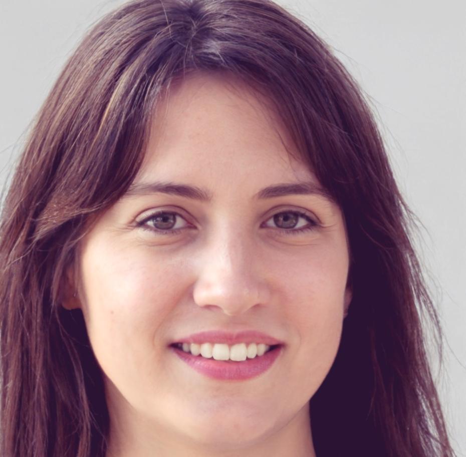 Instructora revisando análisis de competencia con estudiante